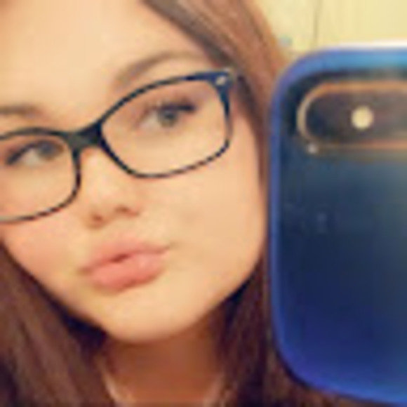 Meet your Posher, Gabrielle - Picture 1 of 1